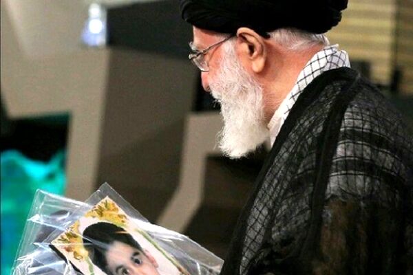پیراهن عزاداری شهید "طه اقدامی" تقدیم رهبر معظم انقلاب شد+ عکس
