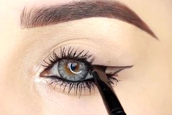 با پوست چرب چگونه خط چشم زیبایی داشته باشید؟