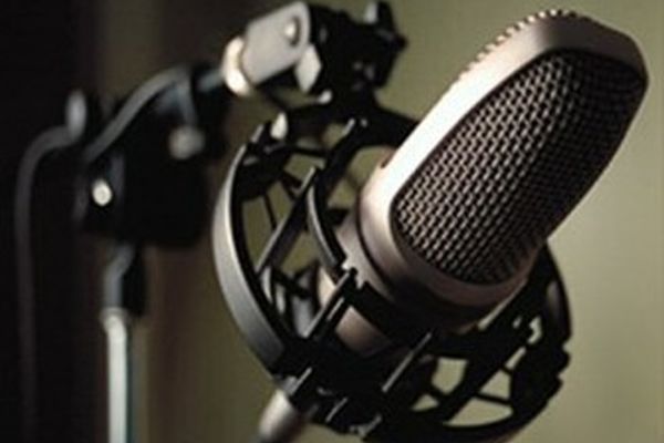 جنجال دیده شدن اندام مجری زن زیبا بخاطر وزش باد (عکس)