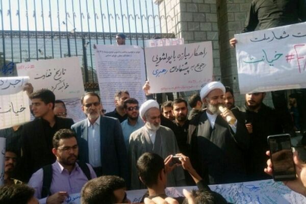 تجمع اعتراضی دانشجویان مقابل مجلس /حضور دو نماینده مشهدی در میان تجمع کنندگان