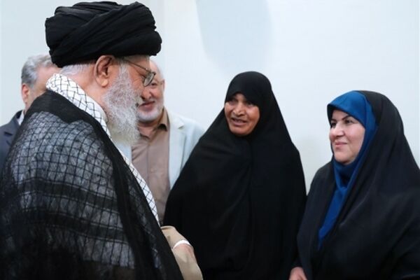 دیدار نویسنده و راوی کتاب «فرنگیس» با امام‌خامنه‌ای+ عکس