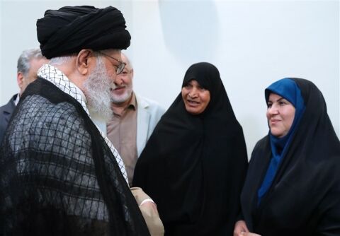 دیدار نویسنده و راوی کتاب «فرنگیس» با امام‌خامنه‌ای+ عکس