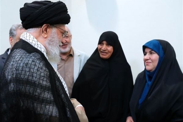 دیدار نویسنده و راوی کتاب «فرنگیس» با امام‌خامنه‌ای+ عکس