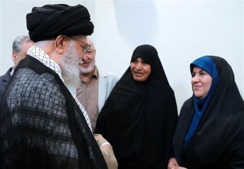 دیدار نویسنده و راوی کتاب «فرنگیس» با امام‌خامنه‌ای+ عکس