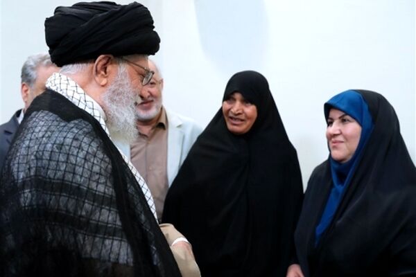 دیدار نویسنده و راوی کتاب «فرنگیس» با امام‌خامنه‌ای+ عکس