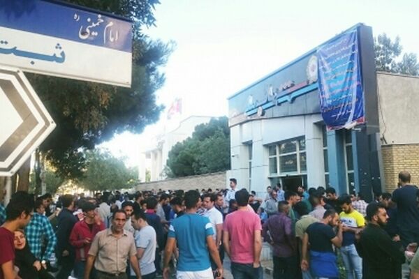 تلاطم در بازار دلار مشهد/ مردم برای فروختن دلار خانگی هجوم آوردند