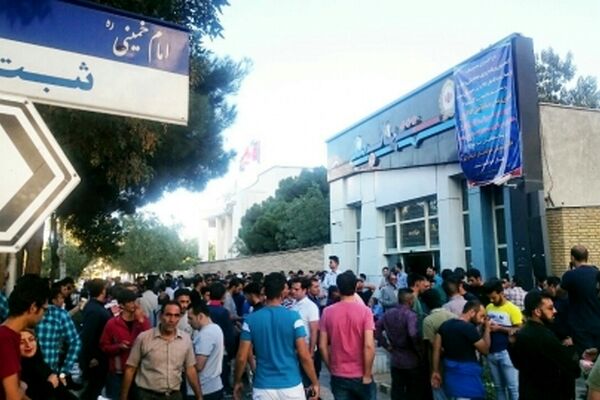 تلاطم در بازار دلار مشهد/ مردم برای فروختن دلار خانگی هجوم آوردند