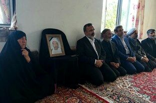 دیدار استاندار خراسان رضوی با خانواده یکی از شهدای حادثه تروریستی اهواز
