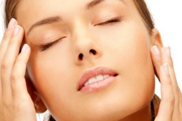 از بین بردن چین و چروک صورت با انگشتان دست