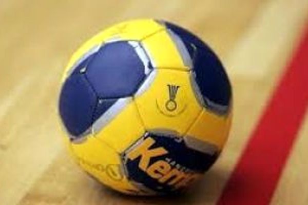 غیبت، به‌ دلیل گرانی بلیت هواپیما!