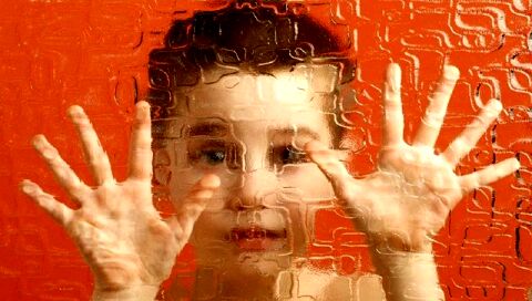 دلایل و نشانه‌های ابتلا به اوتسیم + راه‌های درمان