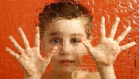 دلایل و نشانه‌های ابتلا به اوتسیم + راه‌های درمان