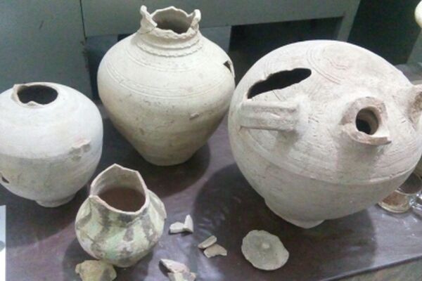 با انهدام باند حفاری غیرمجاز اشیا عتیقه در کاشمر؛ 5 کوزه سفالی و ۱۵ سکه قدیمی کشف شد