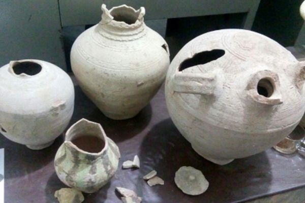 با انهدام باند حفاری غیرمجاز اشیا عتیقه در کاشمر؛ 5 کوزه سفالی و ۱۵ سکه قدیمی کشف شد