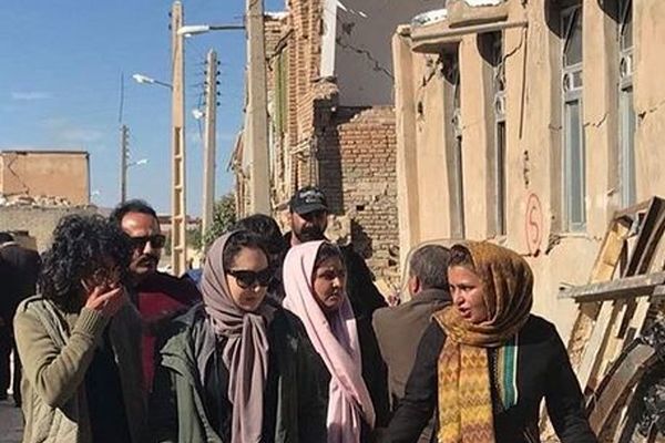 ظاهر متفاوت «نیکی کریمی» در میان مردم زلزله‌زده سرپل‌ذهاب