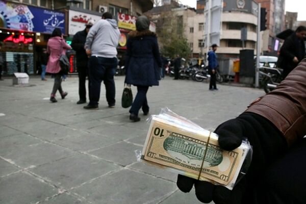 دلالان دلار بر سر دو راهی