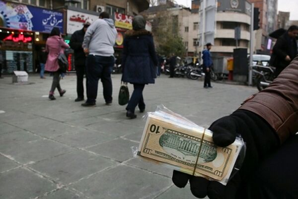 دلالان دلار بر سر دو راهی