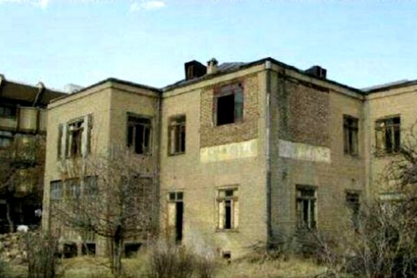 کلنگ‌ تخریب پای دیوار خانه باغ «محمد رهبر»