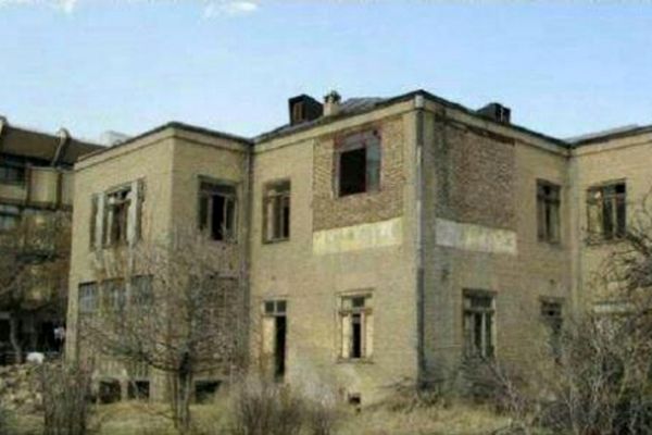 کلنگ‌ تخریب پای دیوار خانه باغ «محمد رهبر»