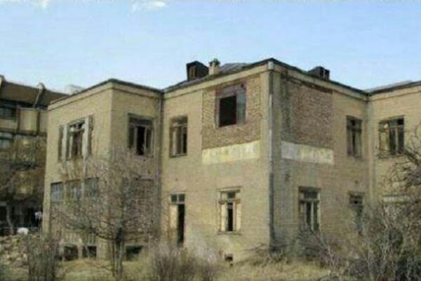 کلنگ‌ تخریب پای دیوار خانه باغ «محمد رهبر»