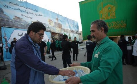 ۲۵۰ هزار بطری آب آشامیدنی بین زائران پیاده حرم امام رضا(ع) توزیع می‌شود
