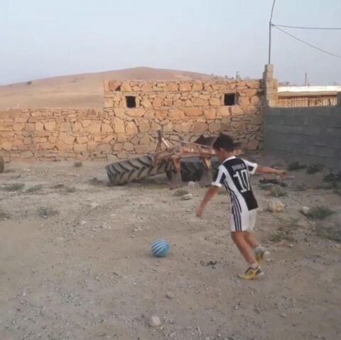 من پائولو دیبالا هستم، 10 ساله از ایران
