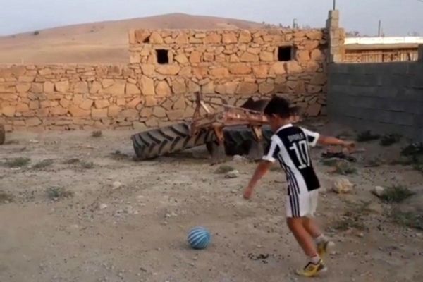 من پائولو دیبالا هستم، 10 ساله از ایران