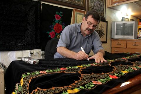 اسدالله قاجار: هیچ حمایتی در هنر پرچم‌دوزی وجود ندارد