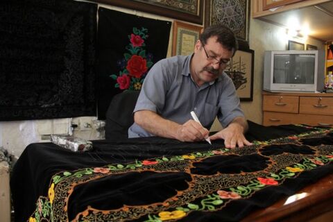 اسدالله قاجار: هیچ حمایتی در هنر پرچم‌دوزی وجود ندارد