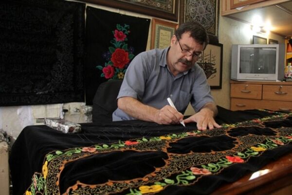 اسدالله قاجار: هیچ حمایتی در هنر پرچم‌دوزی وجود ندارد