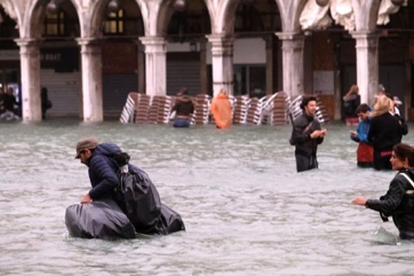 سیل در ایتالیا دست‌کم ده کشته برجای گذاشت