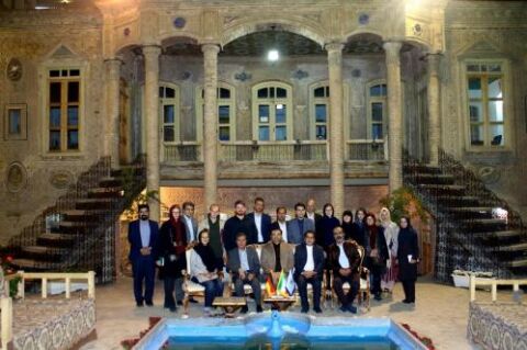 بازدید جمعی از دانشگاهیان آلمانی ازخانه تاریخی داروغه