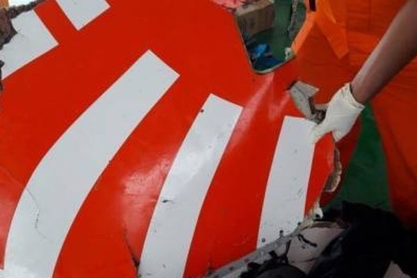 بیرون کشیدن اجساد هواپیمای سقوط کرده اندونزی از دریا