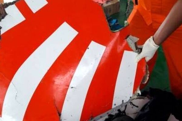 بیرون کشیدن اجساد هواپیمای سقوط کرده اندونزی از دریا