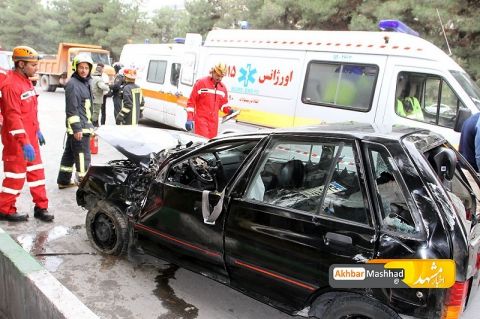 امداد رسانی آتشنشانان به مصدومان حادثه واژگونی پرايد در بزرگراه کلانتری مشهد