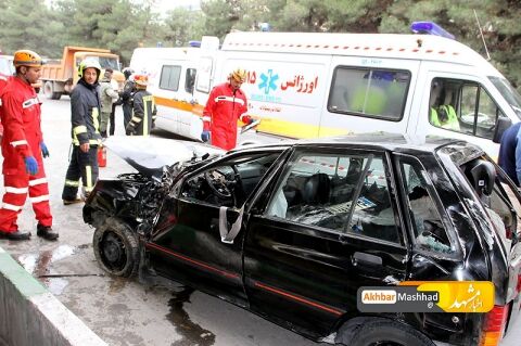 امداد رسانی آتشنشانان به مصدومان حادثه واژگونی پرايد در بزرگراه کلانتری مشهد