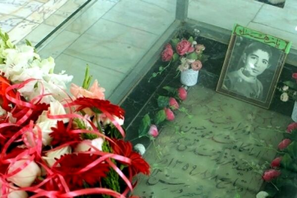 ادای احترام وزیر آموزش و پرورش به مقام دانش‌آموز شهید