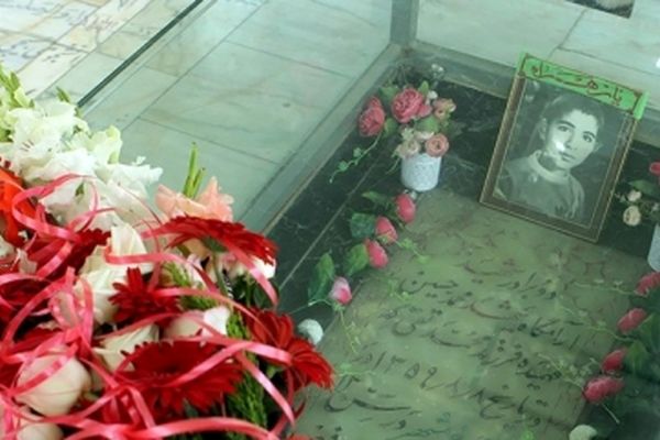 ادای احترام وزیر آموزش و پرورش به مقام دانش‌آموز شهید