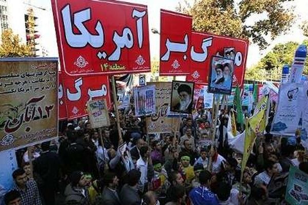عکسی مسئله دار در راهپیمایی 13 آبان!