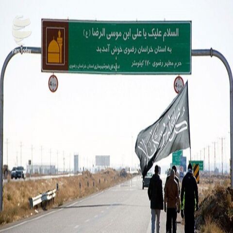 زائران حریم رضوی در جاده عشق