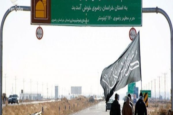 زائران حریم رضوی در جاده عشق