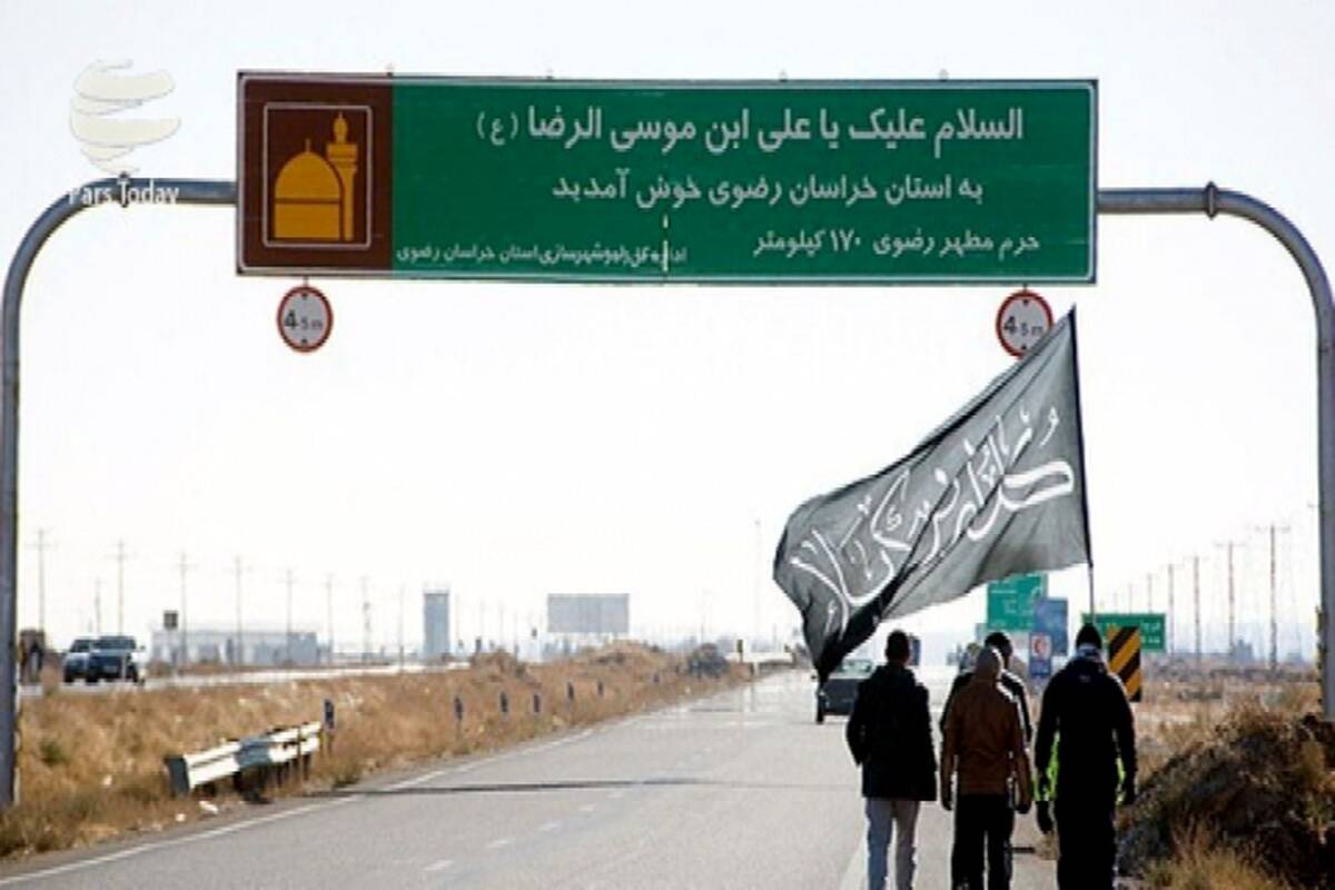 زائران حریم رضوی در جاده عشق