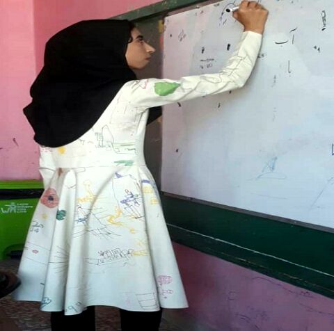 ابتکار تحسین برانگیز بانوی معلم هرمزگانی برای شادی دانش آموزان مناطق محرم