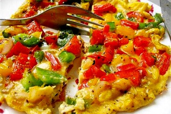 صبحانه/ دستور تهیه املت فلفل سبز و سیب زمینی