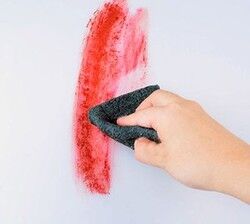 چطور لکه خودکار را از روی دیوار پاک کنیم؟
