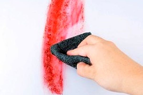چطور لکه خودکار را از روی دیوار پاک کنیم؟