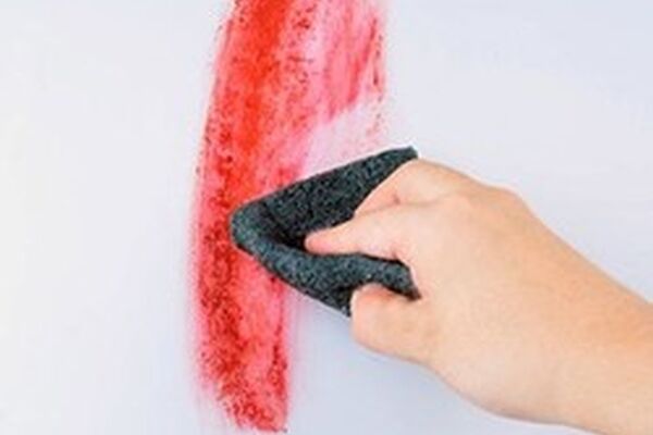 چطور لکه خودکار را از روی دیوار پاک کنیم؟