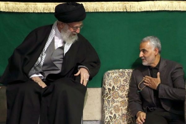 ۳۰ سال قبل؛ سردار سلیمانی در کنار رهبرانقلاب+ فیلم