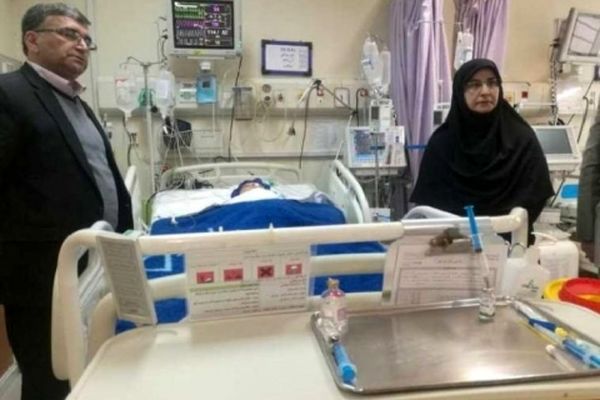 معاون وزیر با خانواده دانش آموز حادثه دیده بردسکنی دیدار کرد