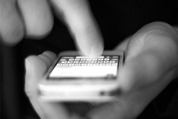 هر مسافر حق ورود یک گوشی به کشور را دارد